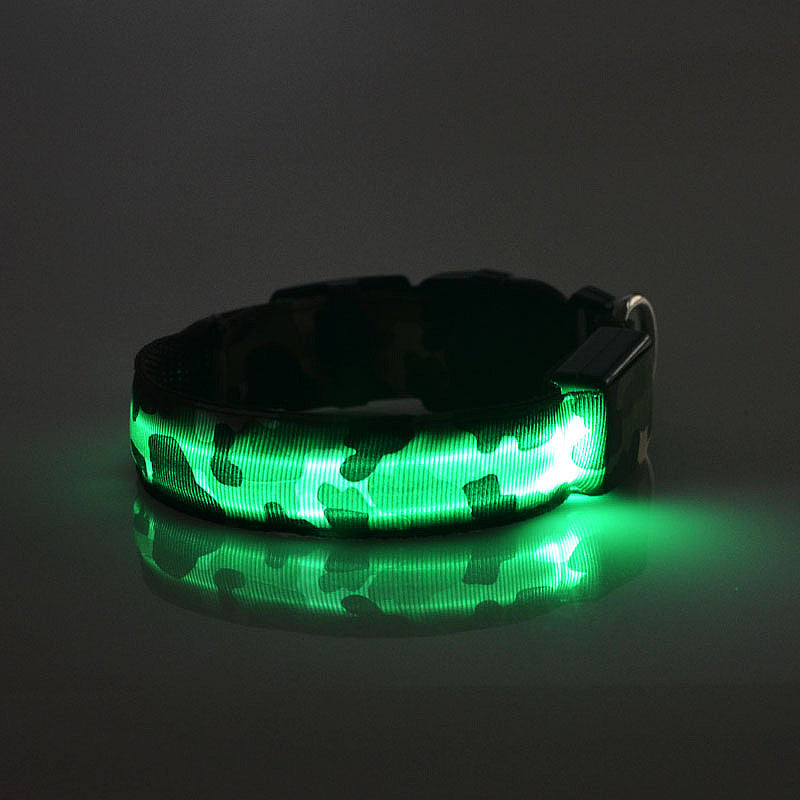 Collier lumineux camouflage, idéal pour chiens et chats en soirée.