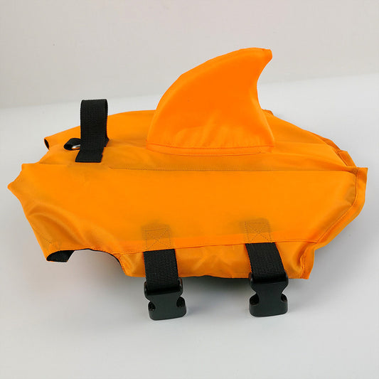 Gilet de sauvetage amusant requin pour chien à la plage.