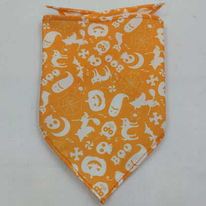 Serviette absorbante en forme de bandana pour animaux, douce et efficace.