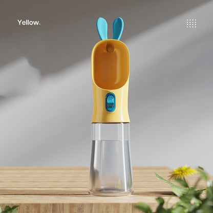 Bouteille d'eau portable pour animaux, idéale pour voyages et promenades.