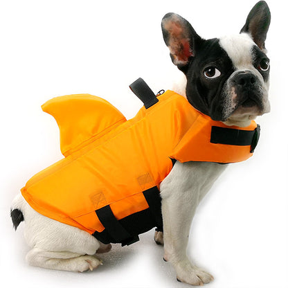 Gilet de sauvetage amusant requin pour chien à la plage.