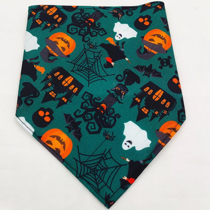 Serviette absorbante en forme de bandana pour animaux, douce et efficace.