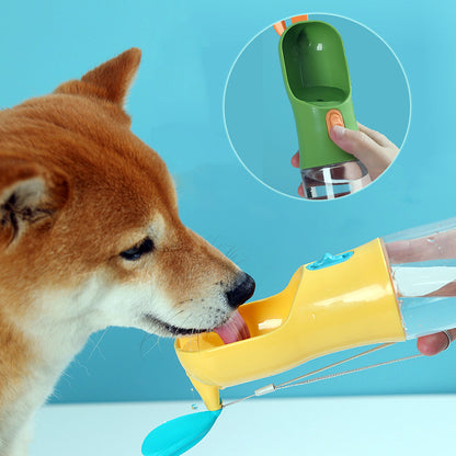 Bouteille d'eau portable pour animaux, idéale pour voyages et promenades.