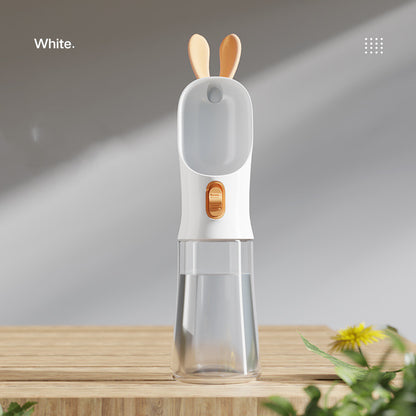 Bouteille d'eau portable pour animaux, idéale pour voyages et promenades.