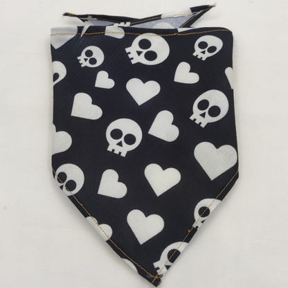 Serviette absorbante en forme de bandana pour animaux, douce et efficace.