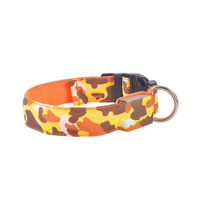 Collier lumineux camouflage, idéal pour chiens et chats en soirée.