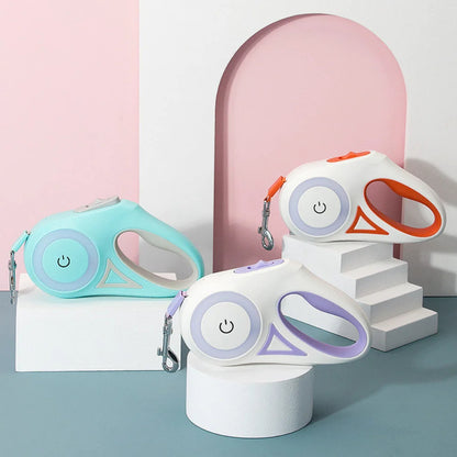 Laisse rétractable lumineuse pour chien, assurant sécurité lors des promenades nocturnes.