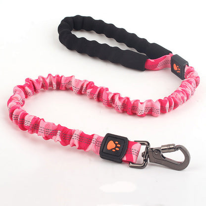 Laisse élastique conçue pour le confort des grands chiens lors des promenades.