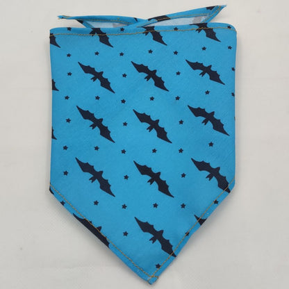 Serviette absorbante en forme de bandana pour animaux, douce et efficace.