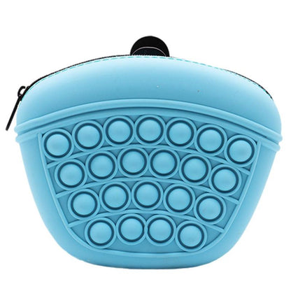 Sac à friandises en silicone pour chien, pratique et résistant aux intempéries.