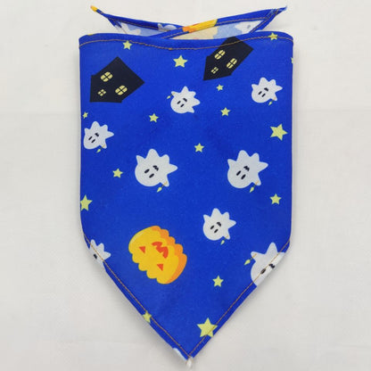 Serviette absorbante en forme de bandana pour animaux, douce et efficace.