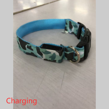 Collier lumineux camouflage, idéal pour chiens et chats en soirée.