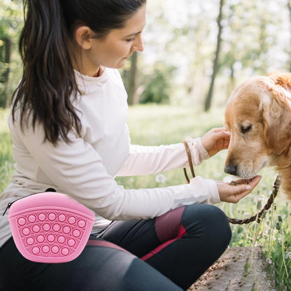 Sac à friandises en silicone pour chien, pratique et résistant aux intempéries.