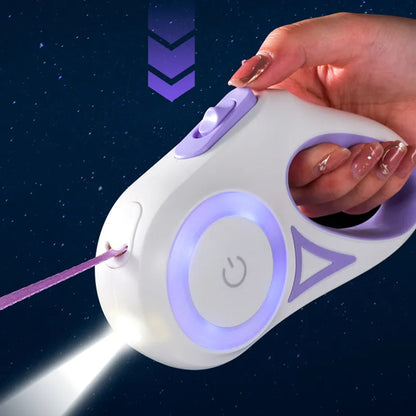 Laisse rétractable lumineuse pour chien, assurant sécurité lors des promenades nocturnes.