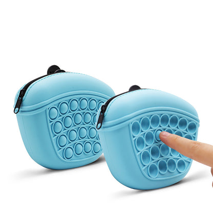 Sac à friandises en silicone pour chien, pratique et résistant aux intempéries.