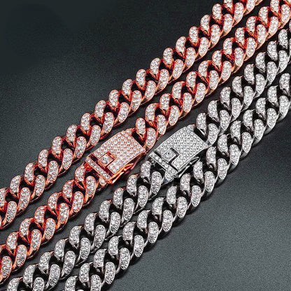 Collier chic pour animaux, design hip hop avec confort optimal.