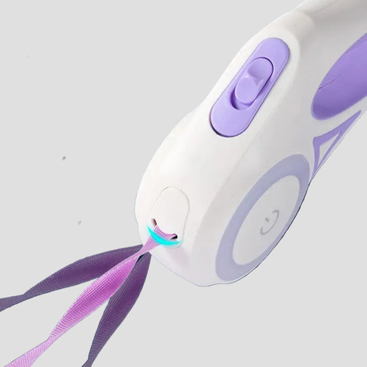 Laisse rétractable lumineuse pour chien, assurant sécurité lors des promenades nocturnes.