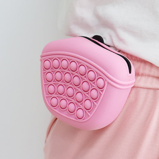 Sac à friandises en silicone pour chien, pratique et résistant aux intempéries.