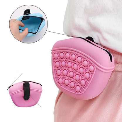 Sac à friandises en silicone pour chien, pratique et résistant aux intempéries.
