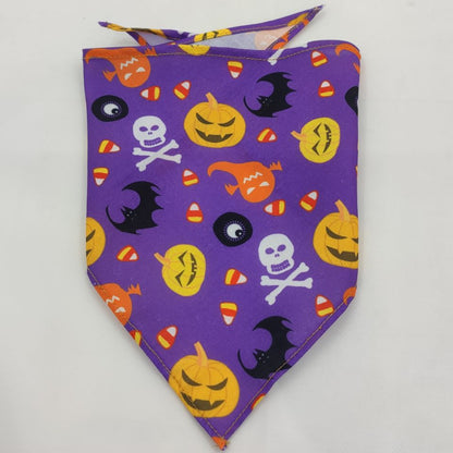 Serviette absorbante en forme de bandana pour animaux, douce et efficace.