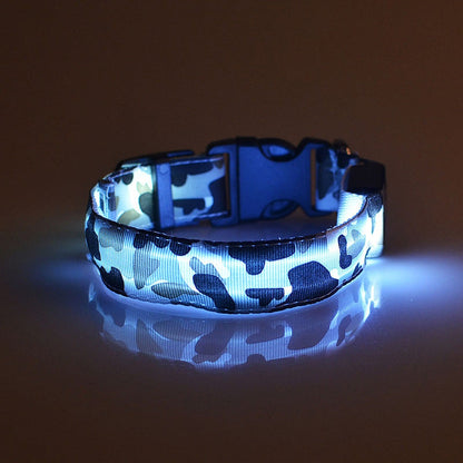 Collier lumineux camouflage, idéal pour chiens et chats en soirée.