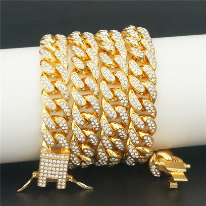 Collier chic pour animaux, design hip hop avec confort optimal.