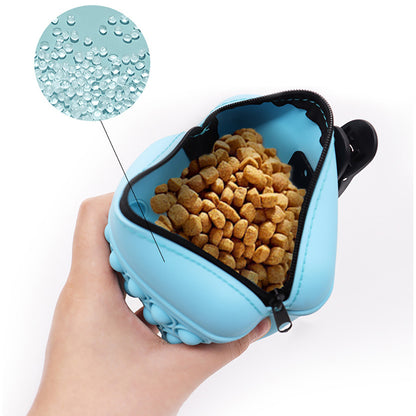 Sac à friandises en silicone pour chien, pratique et résistant aux intempéries.