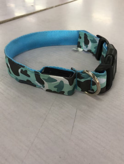 Collier lumineux camouflage, idéal pour chiens et chats en soirée.
