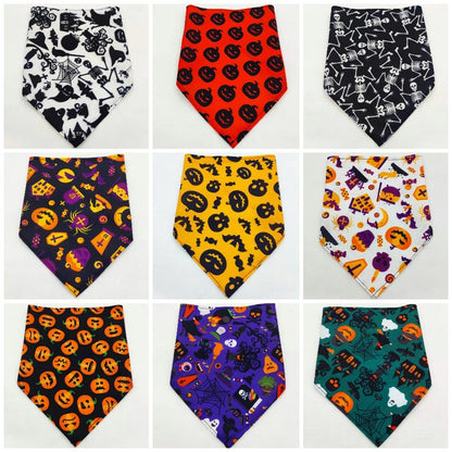 Serviette absorbante en forme de bandana pour animaux, douce et efficace.
