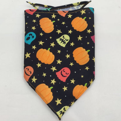 Serviette absorbante en forme de bandana pour animaux, douce et efficace.