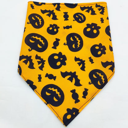 Serviette absorbante en forme de bandana pour animaux, douce et efficace.