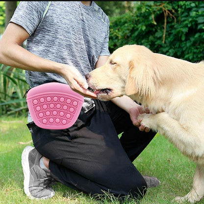 Sac à friandises en silicone pour chien, pratique et résistant aux intempéries.