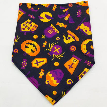 Serviette absorbante en forme de bandana pour animaux, douce et efficace.