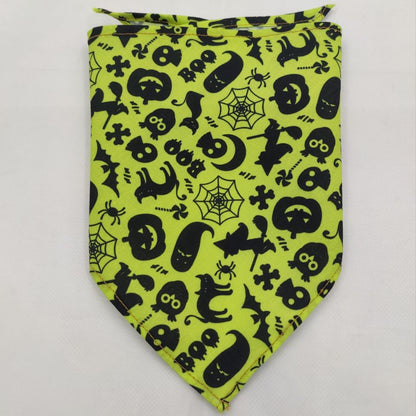 Serviette absorbante en forme de bandana pour animaux, douce et efficace.