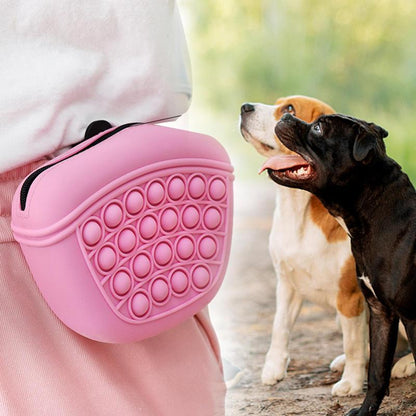 Sac à friandises en silicone pour chien, pratique et résistant aux intempéries.