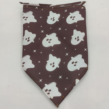 Serviette absorbante en forme de bandana pour animaux, douce et efficace.