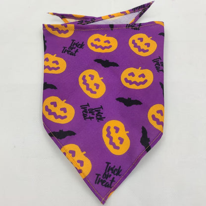 Serviette absorbante en forme de bandana pour animaux, douce et efficace.